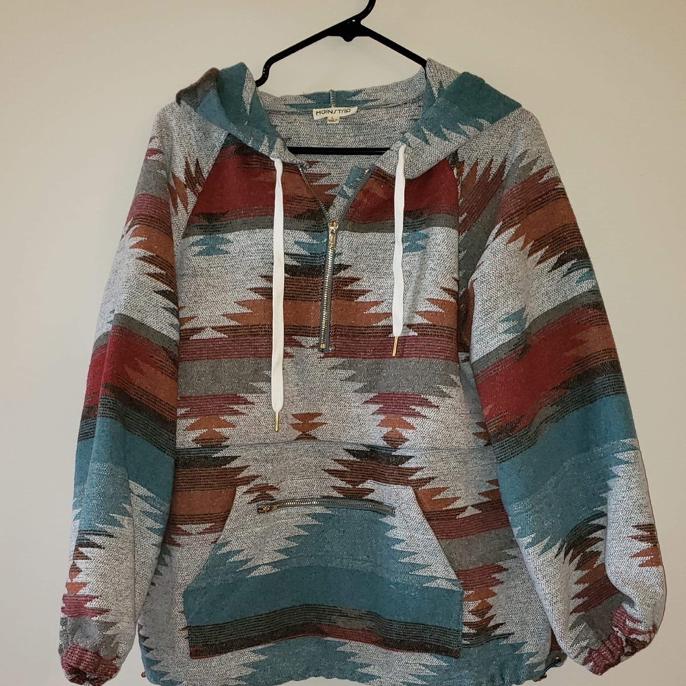 Thick hoodie with beautiful Aztec design